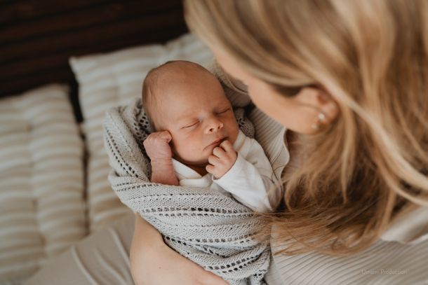 Nyfødtfoto av baby og mor