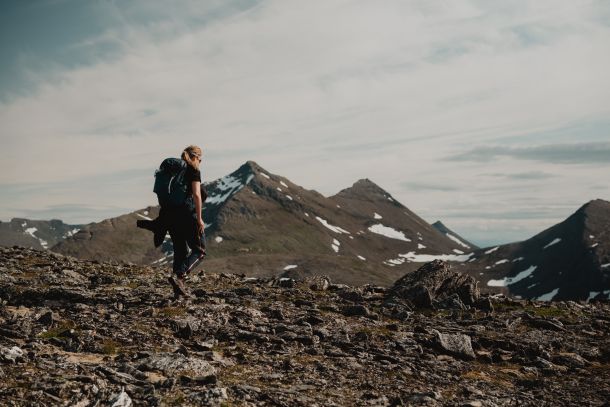 Familiefoto av mor på toppen av et fjell med utsikt